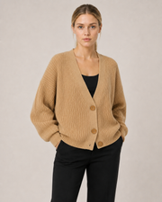 Oversize-Strickcardigan in Beige am schwedischen Model