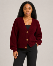 Oversize-Strickcardigan in Dunkelrot am nigerianischen Model