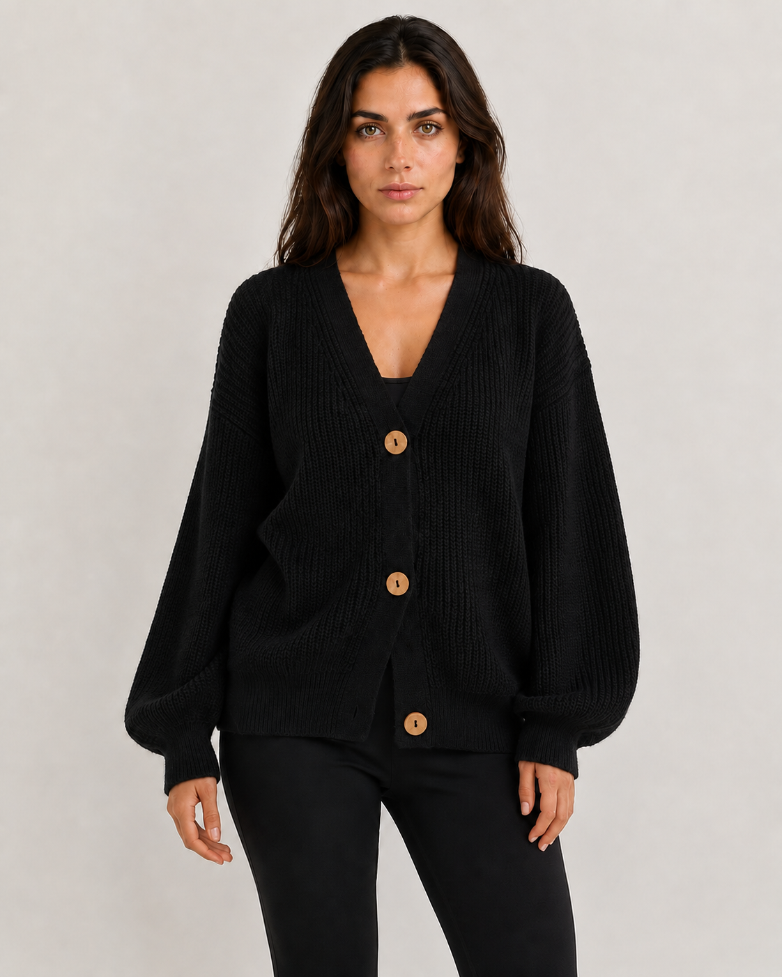 Oversize-Strickcardigan in Schwarz am italienischen Model