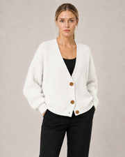 Oversize-Strickcardigan in Weiß am schwedischen Model