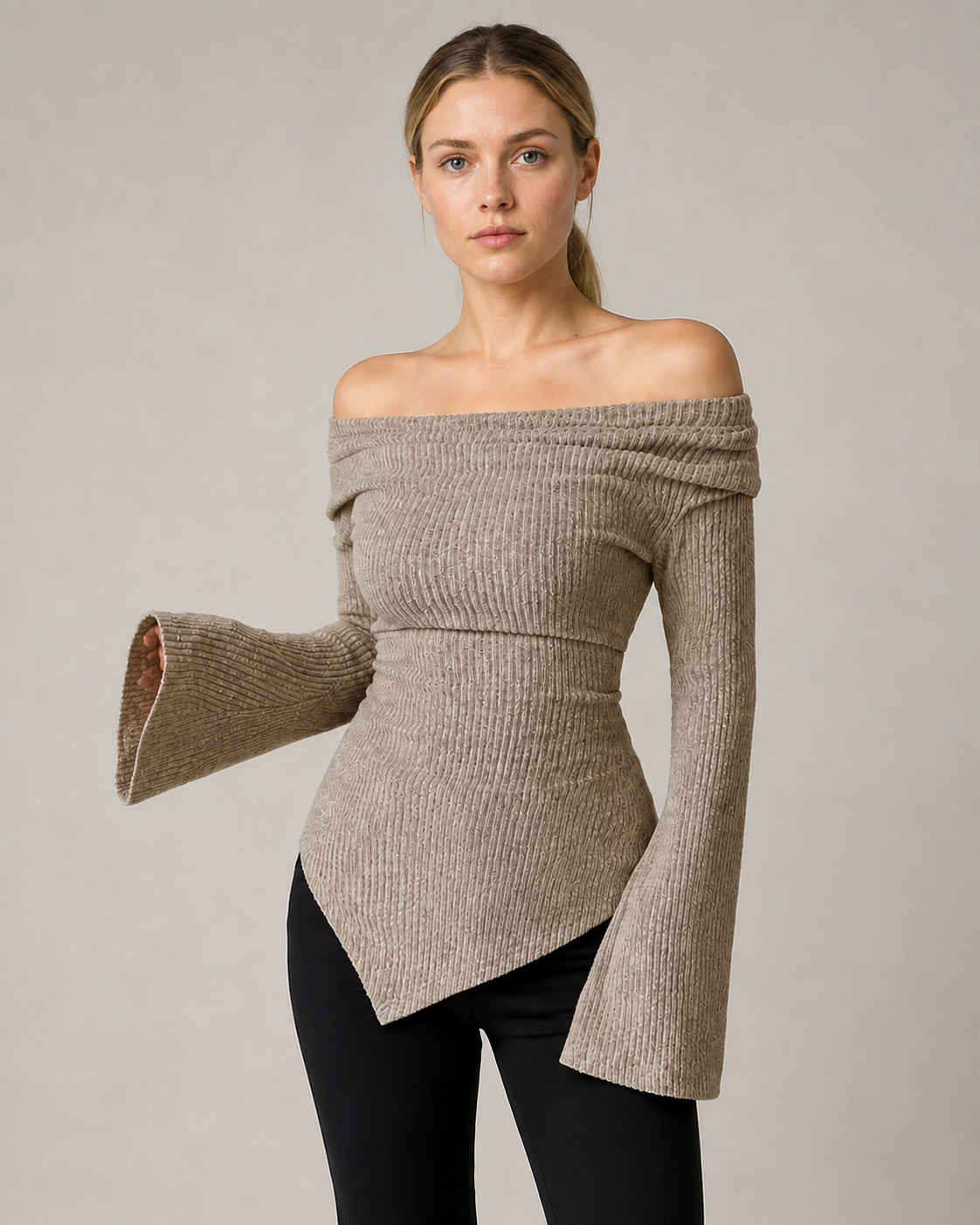 Rippstrick-Pullover in Beige am schwedischen Model