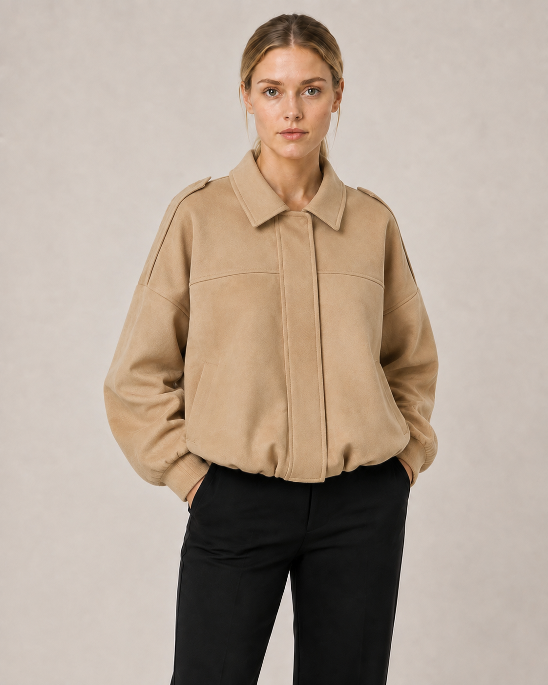 Vivienne Wildleder-Look in Beige am schwedischen Model