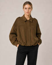 Vivienne Wildleder-Look in Mittelbraun am schwedischen Model