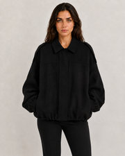 Vivienne Wildleder-Look in Schwarz am italienischen Model