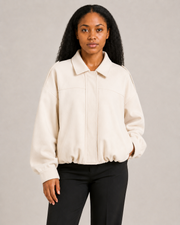 Vivienne Wildleder-Look in Weiß am nigerianischen Model