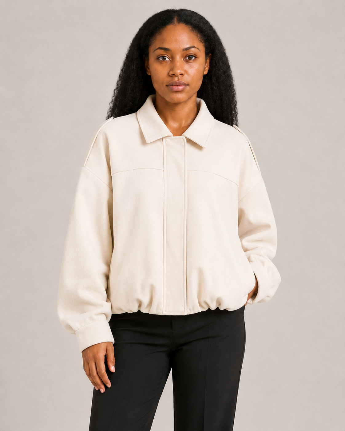Vivienne Wildleder-Look in Weiß am nigerianischen Model